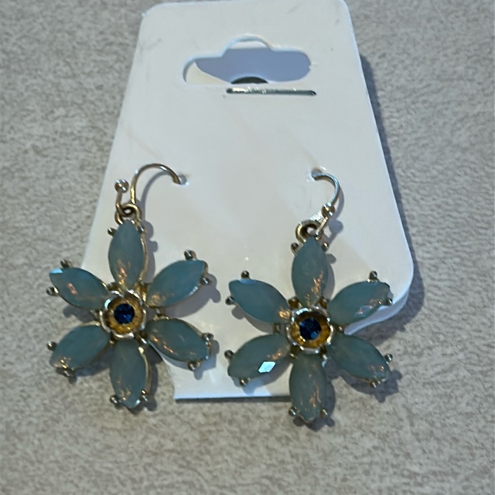 light blue flower-shaped dangle earrings with‎ a blue center jewel